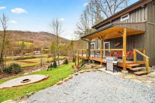 Frank House | Ski, Hike, Fish! Mtn-View Creekside Gem in Newland