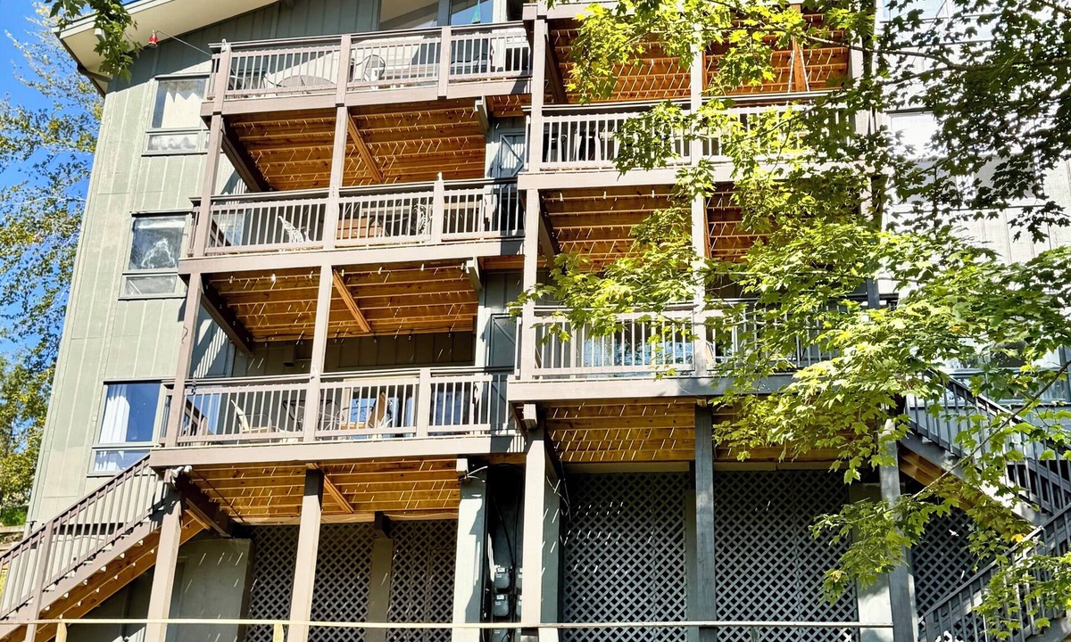 Sugar Mountain Condo | Ski in/out, AC, Gas Fireplace, Wifi, Coffee Bar, 1 Dog ok!