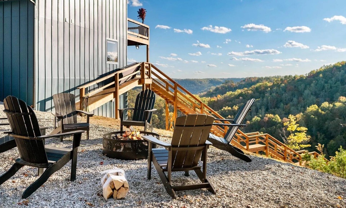 Frenchburg Cabin | Skybox Cabin - Panoramic Gorge Views + Hot Tub