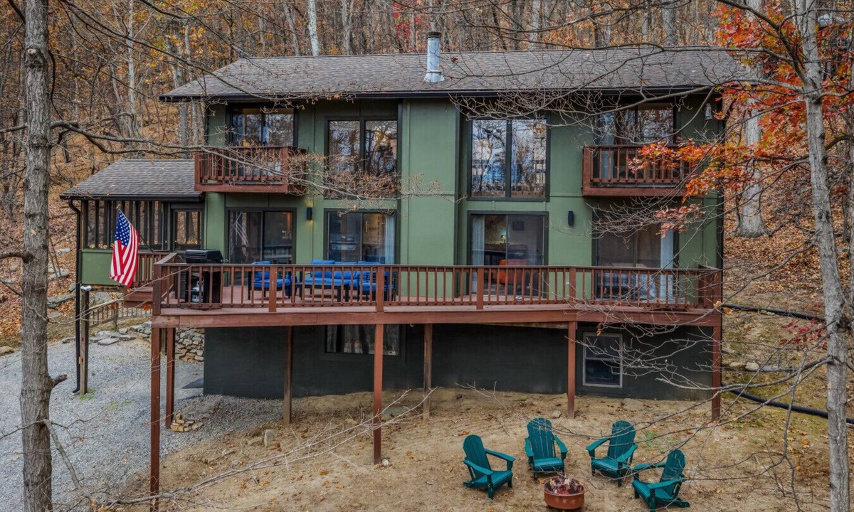 Berkeley Springs House | Skyefall Mountain Retreat: Hot Tub, Fire Pit & Wooded Views | Great for Families