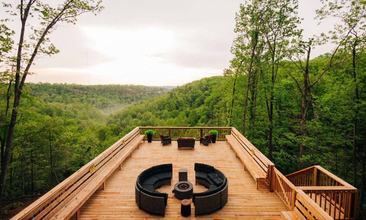 Frenchburg Cabin | Sleeps 12 | Arcade Room | Hot Tub | Group Getaway