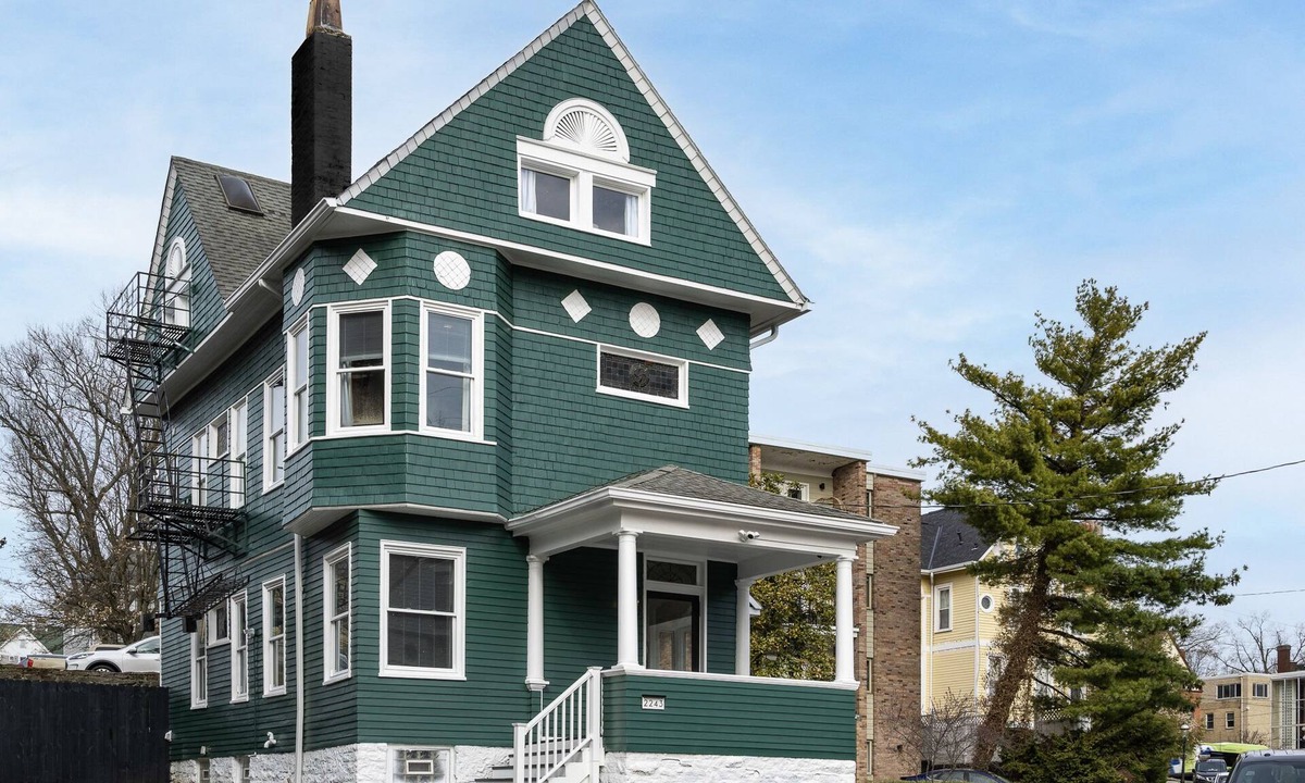 Walnut Hills House | Sleeps 20: Historic Home with Driveway Parking Near Downtown, 40 Min from Ark