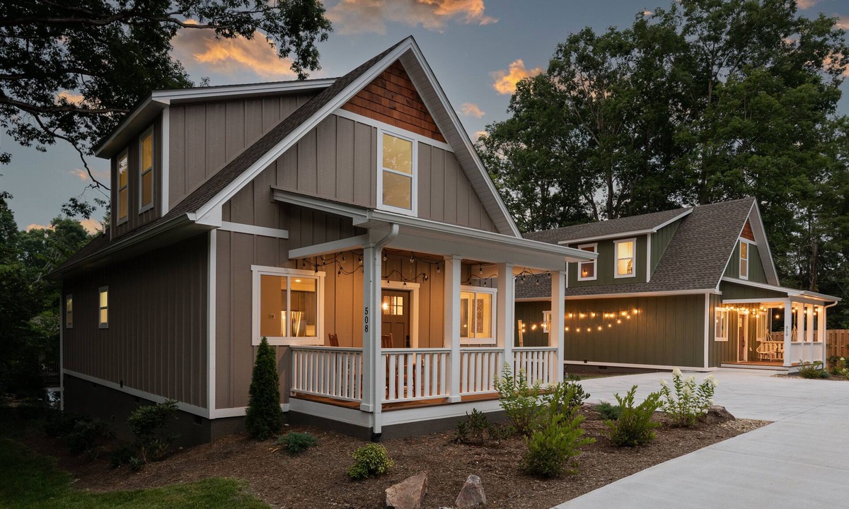 Black Mountain Cottage | SLEEPS 20/HOT TUB/ARCADE GAME/FOOSBALL/CORNHOLE