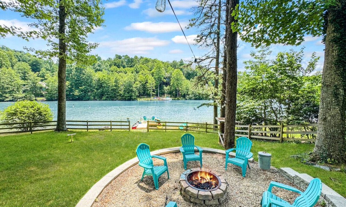Brevard House | Sleeps 8 | Firepit | Hot Tub | Private Lake Access