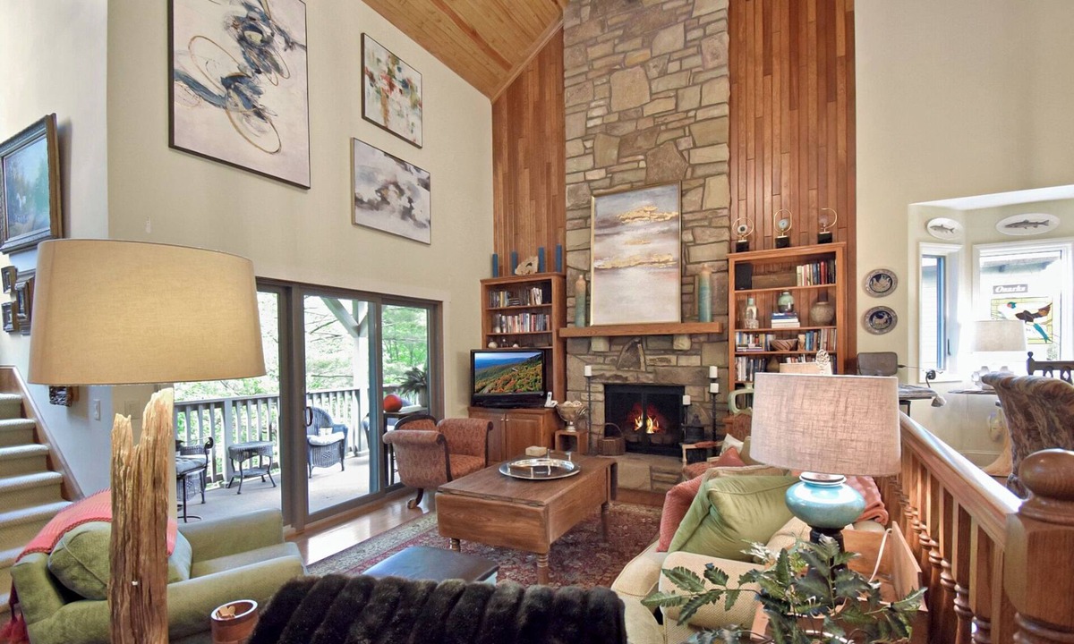 Blowing Rock Condo | Smokies 6 | Fireplace, Restaurant, Pool, Spa