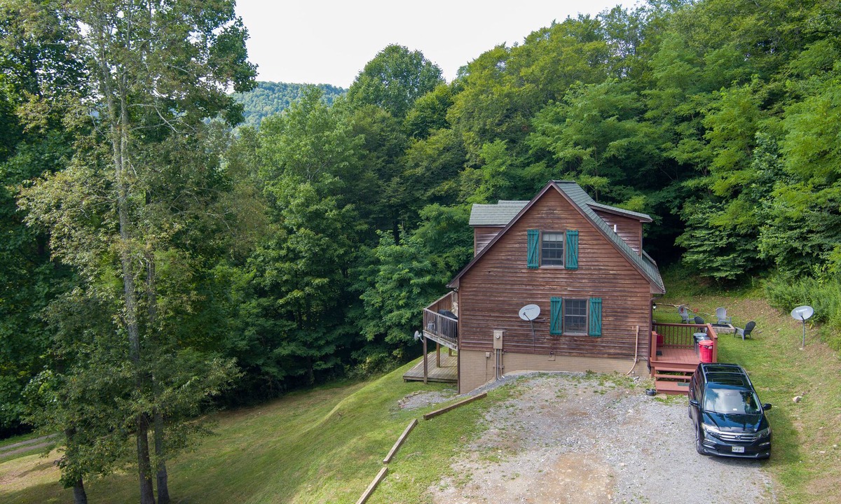 Edray House | SNOWSHOE, WV Convenient, Affordable, Mtn Views, Pet Friendly