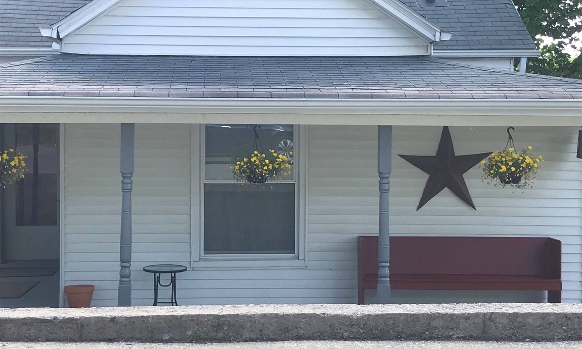 Williamstown House | So close to Ark, Quick Drive to Creation, King Bed, Stunning back yard, & Cable