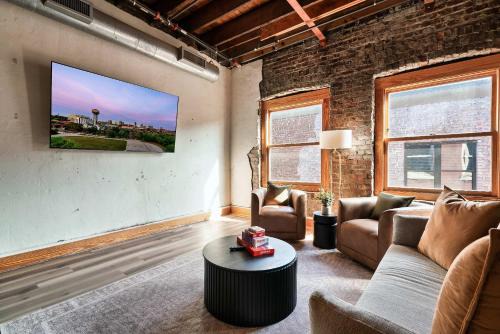 Old City Apartment | Soaring Designer Ceiling Condo near Market Square