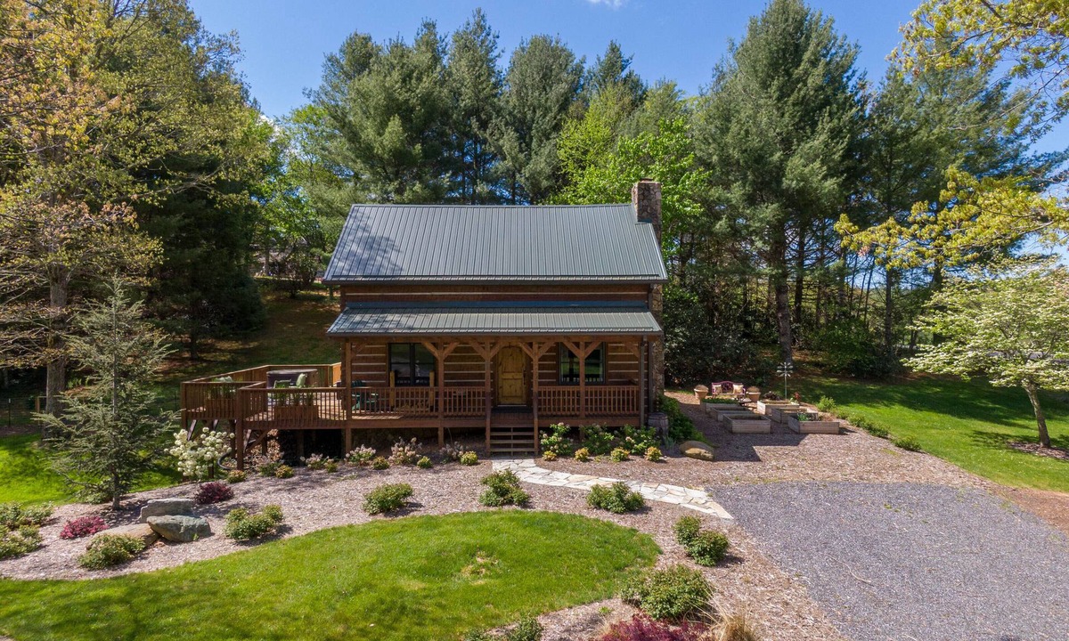 Fleetwood House | South Fork Cabin - charming cabin between Boone and West Jefferson with a hot tub. Pets welcome