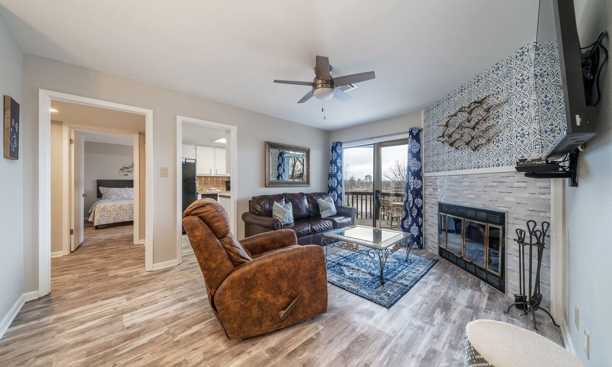 Lake Hamilton Condo | South Shore Updated 2 Bdrm! Gameroom/Indoor Hot tub! Super Amenities! Sleeps 8!