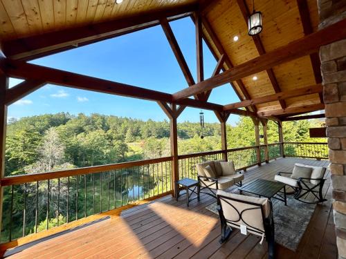 Rogers House | Southern Smoke - Scenic Decks - Hot Tub - WiFi