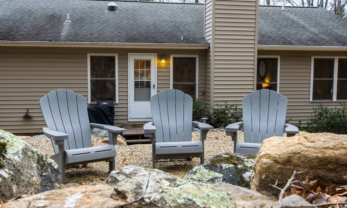 Skyland House | Spacious 4BR Retreat w Free Tix Fire Pit Grill
