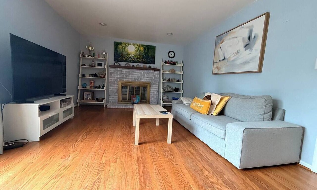Scaggsville House | Spacious Colonial Home @ Windsor Manor Rockville