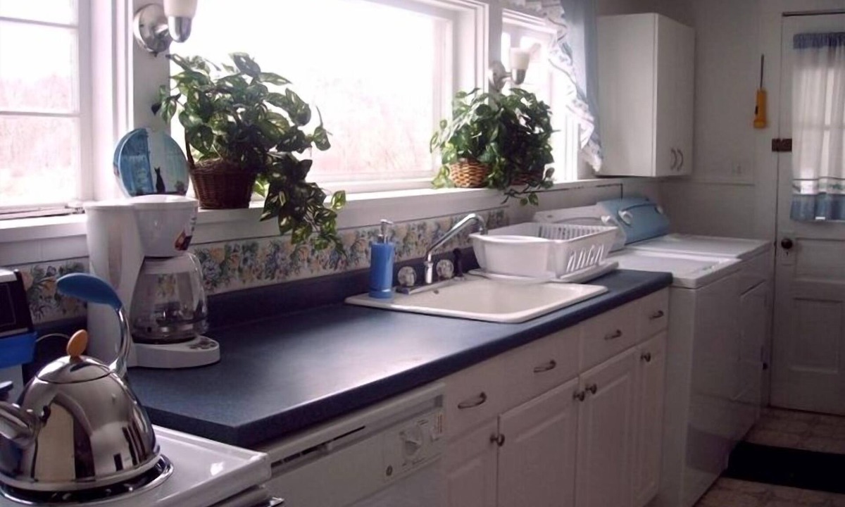 Lee House | Spacious Comfortable Charming Family Farmhouse Great Location