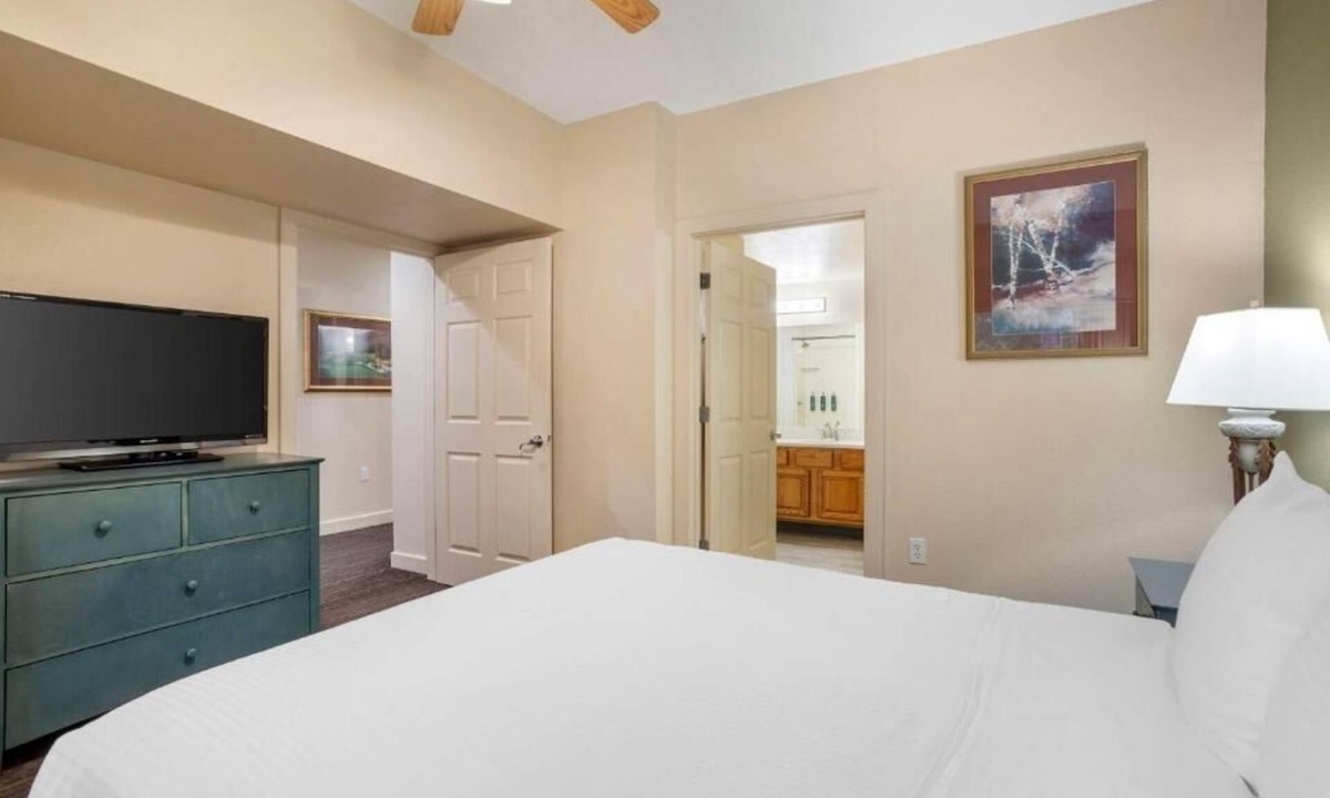Pittman Center Hotel | Spacious Gatlinburg Suite w/Balcony – Relax Amid Nature & Scenic Views