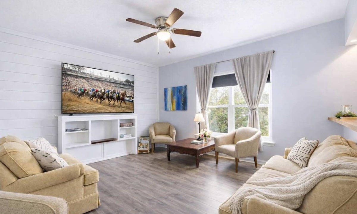 Buechel House | Spacious Louisville getaway with private backyard!