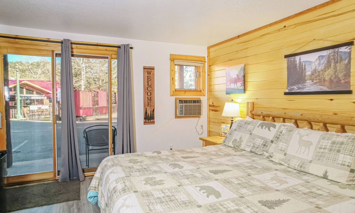 Estes Park Hotel | Spacious Lower-Level Hotel King with Views 101-107