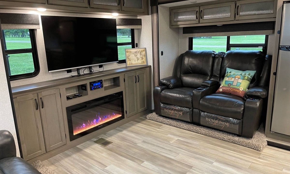 Lexington House | Spacious Luxury RV w/ 3BD & Cozy fireplace Chap Experience @ KHP