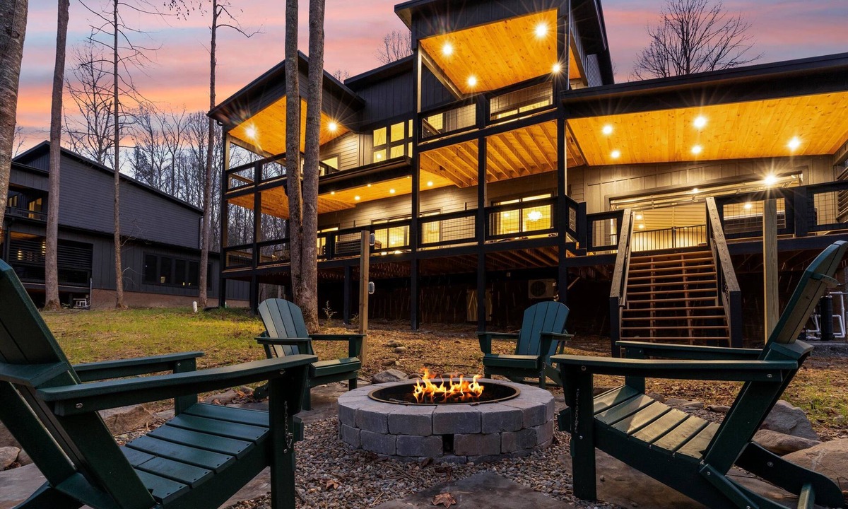 Pittman Center Cabin | Splash Mountain Lodge, Huge Cabin, Indoor Pool, Games, Hot Tub, Theater Room!
