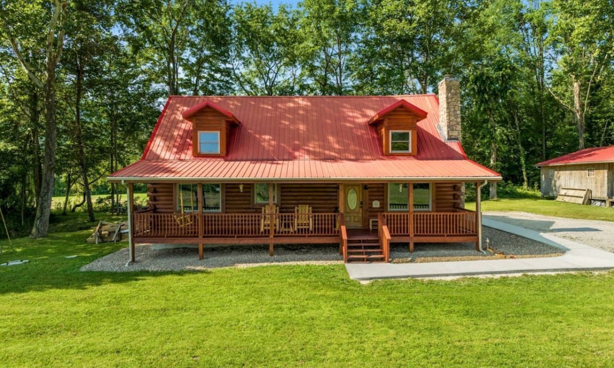 Stanton Cabin | Stunning Cabin with Hot-tub, Fire Pit and Games in Stanton, Kentucky