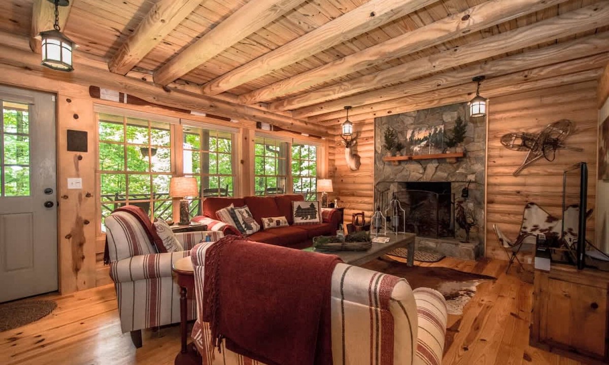 Zirconia House | Stylish 3BR Log Cabin w Fire Pit Near Trails