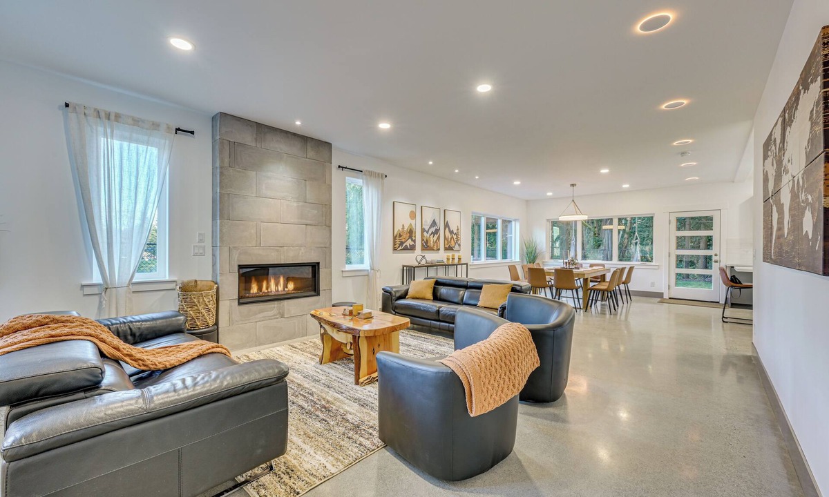 Everett House | Stylish Everett Home w/Green Belt!