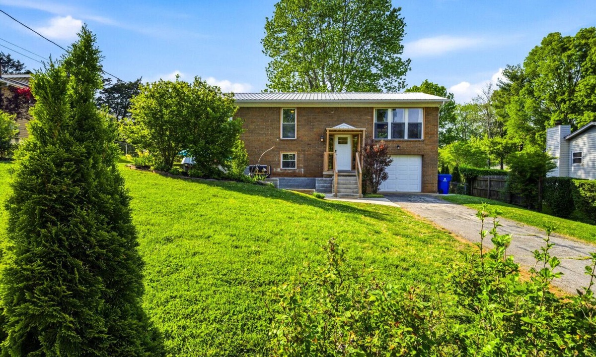 Cedar Bluff House | Stylish Knoxville Retreat w/Media Room & Patio