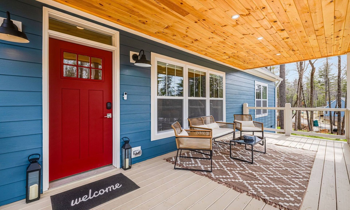 Fairview House | Stylish & Modern Home 15 mins to DT AVL-Games, Grill, 2 Porches, Stocked Kitchen