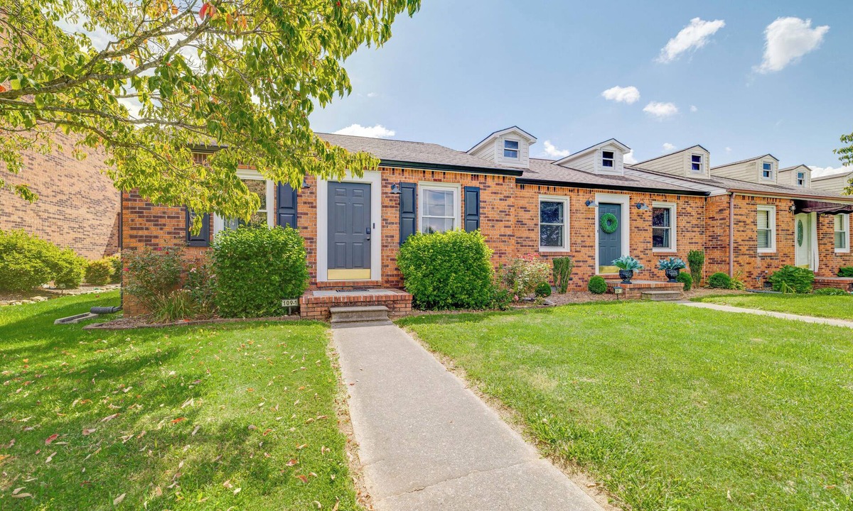 Elizabethton Condo | STYLISH TWIN CONDOS, sleeps 12, private fenced yards, firepits, easy parking