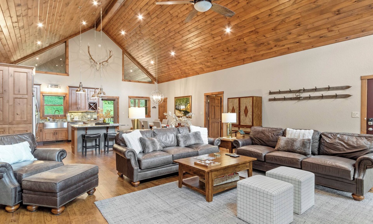 Sugar Mountain House | Sugar Mountain Home- Rustic Chic, Hot Tub, Peloton Bike, Free Bus to Ski Resort