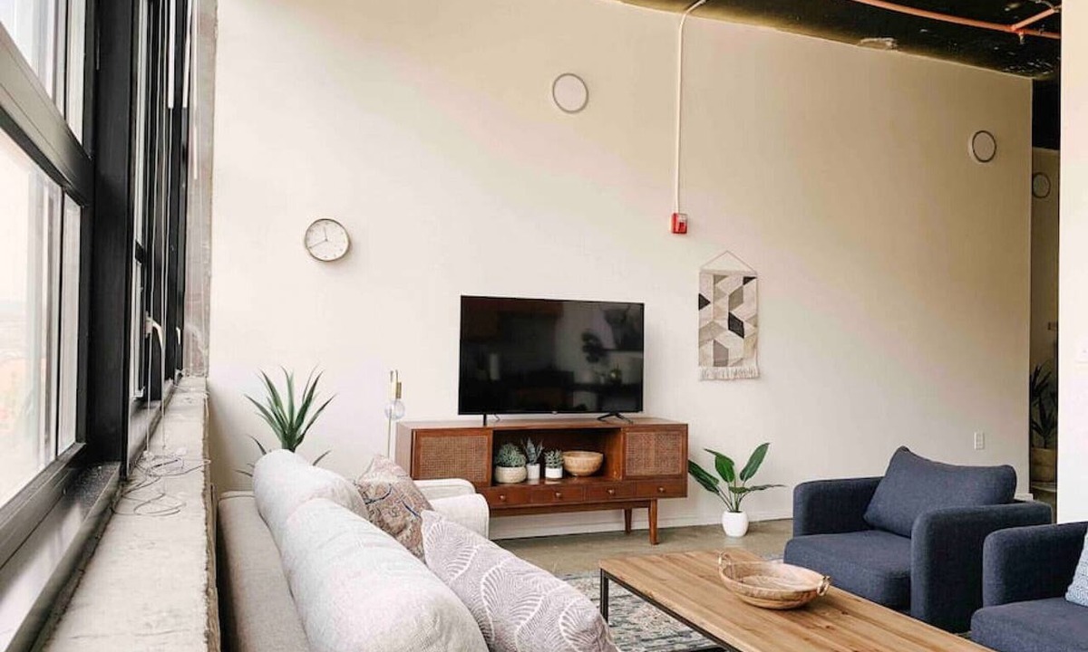 Old City Apartment | Sunny Loft w/View of Gay St