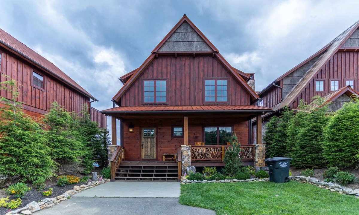Elk Park House | Sunrise Lodge at Eagles Nest- Great views, walking distance to amenities, Summer Concerts