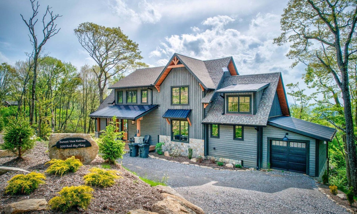 Elk Park Cabin | Sunset View Retreat at Eagles Nest - views, pets, near Winery