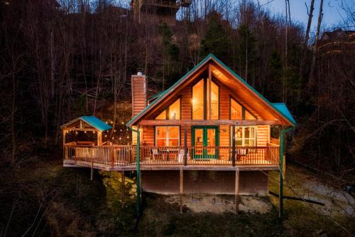 Chalet Village North Ski Chalet | Take It Easy - 5 Star Family Cabin View Hot Tub FirePit Pools Bears