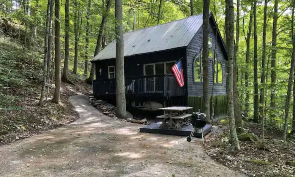 Slade Cabin | Tanzanite- The "GEM" with a Hot Tub & WiFi!