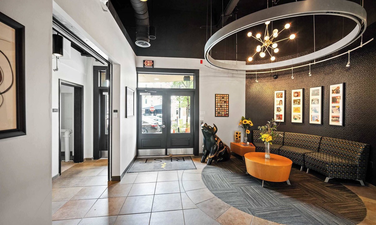 Central Business District Apartment | The 333 Suites 201 Stay for 6
