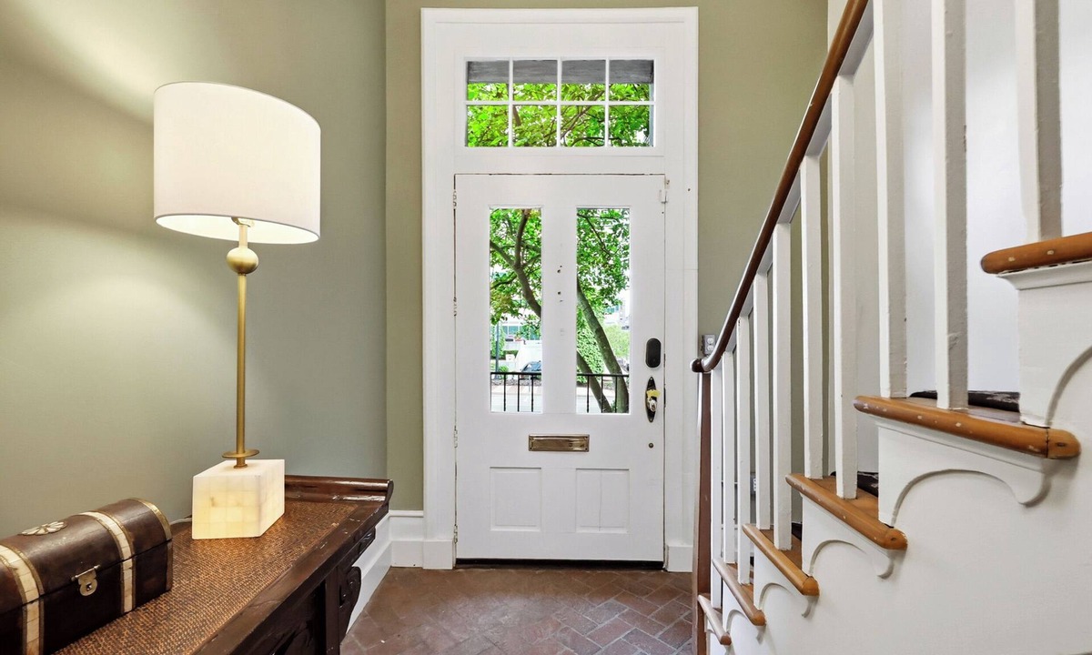 West Suburb Apartment | The Bell-Smith Suite at Historic Indigo House with Garden near Rupp Arena