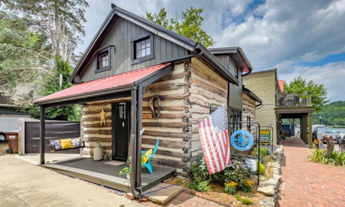 Augusta Cabin | The Bertha's Log Cabin