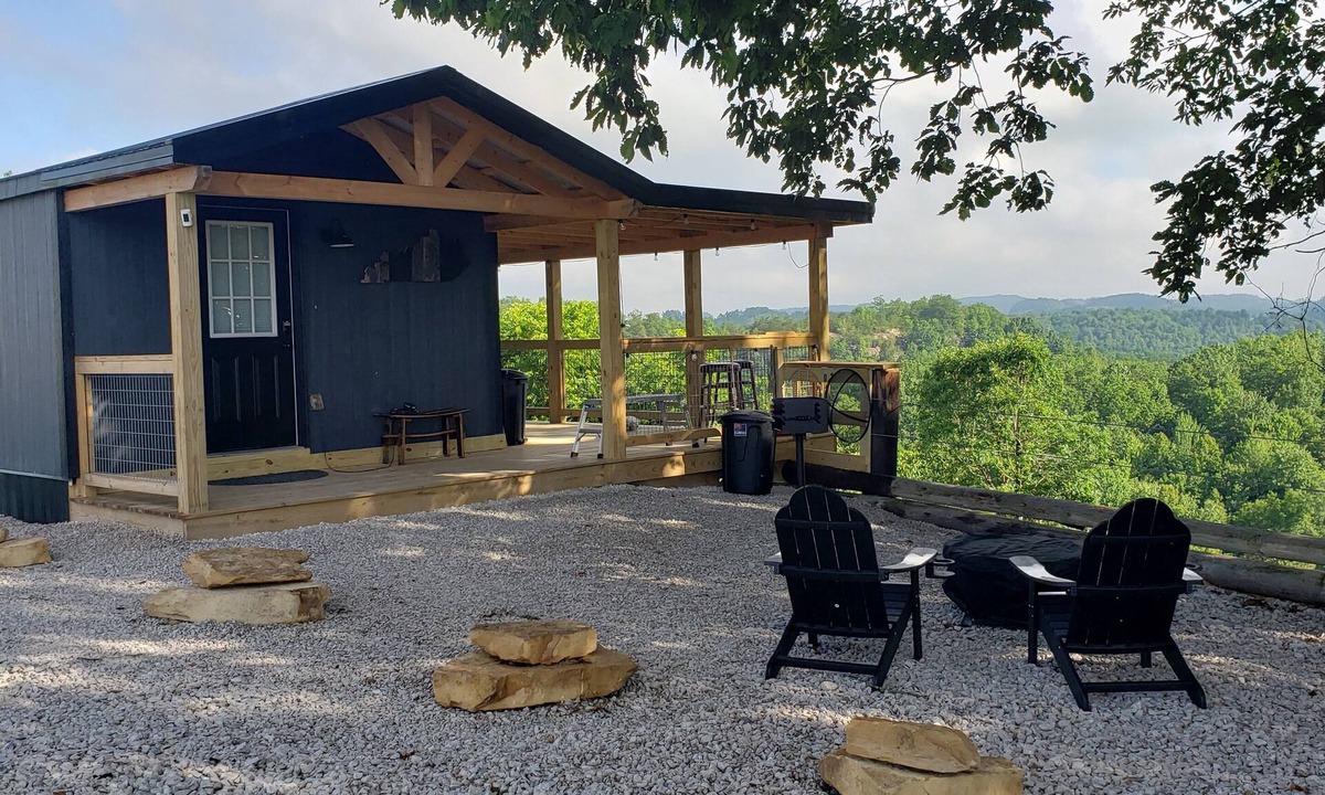 Frenchburg Cabin | The Bluff on Amos with Amazing views and Hot Tub