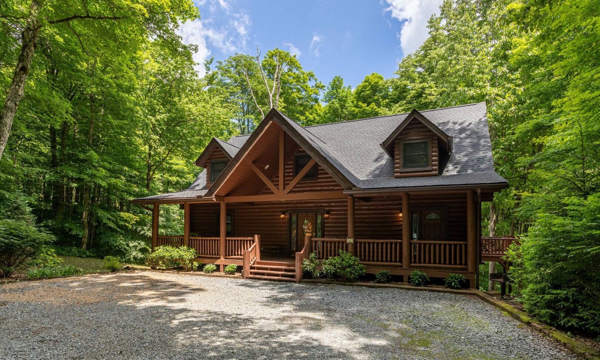 Sugar Mountain House | The Feisty Fox - Beautiful log cabin with hot tub on sugar mountain with outdoor fireplace!