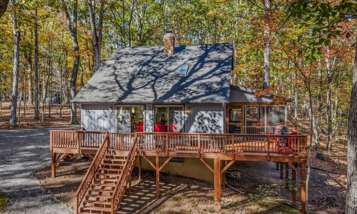 Great Cacapon Cabin | The Fern - Pet-Friendly | Fireplace | River | EV Charger