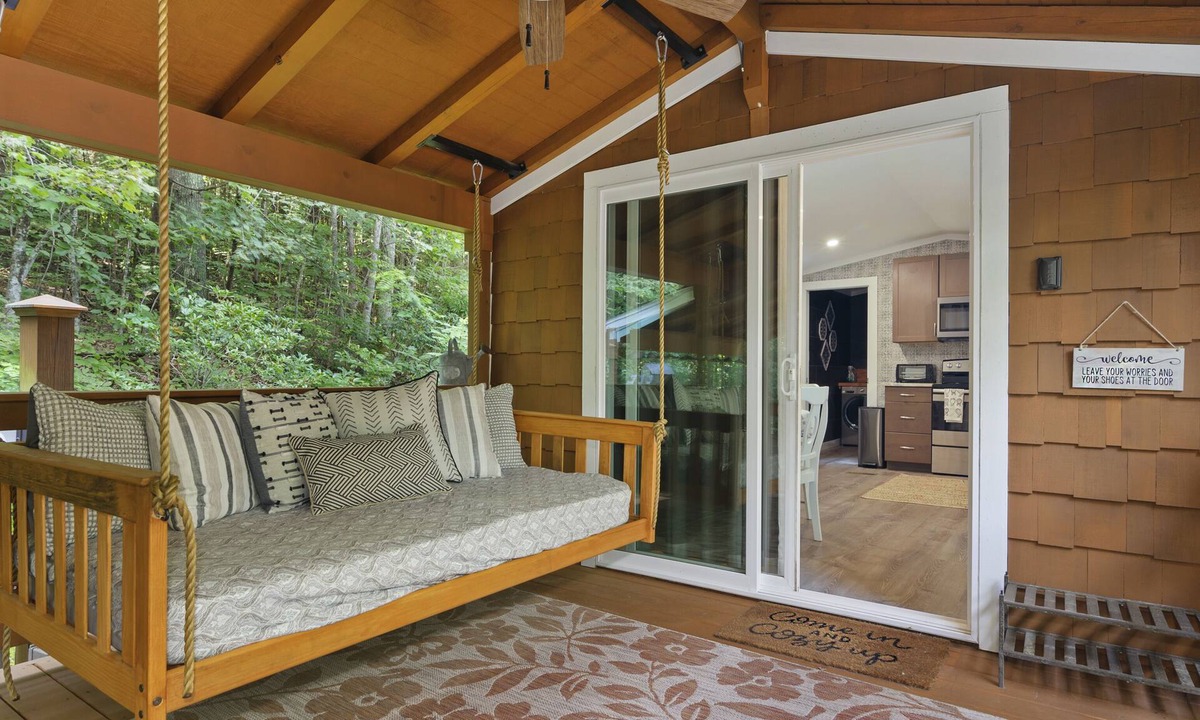 Flat Rock Cottage | The Gala Getaway @ Backyard Apple Cottages