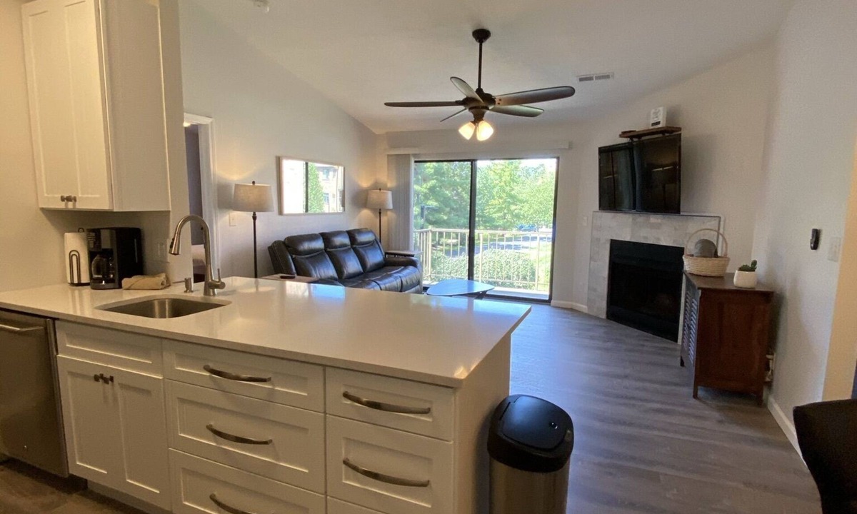 Kenwood Condo | The Kenwood Condo - Renovated 2 Bedroom/2 Bath