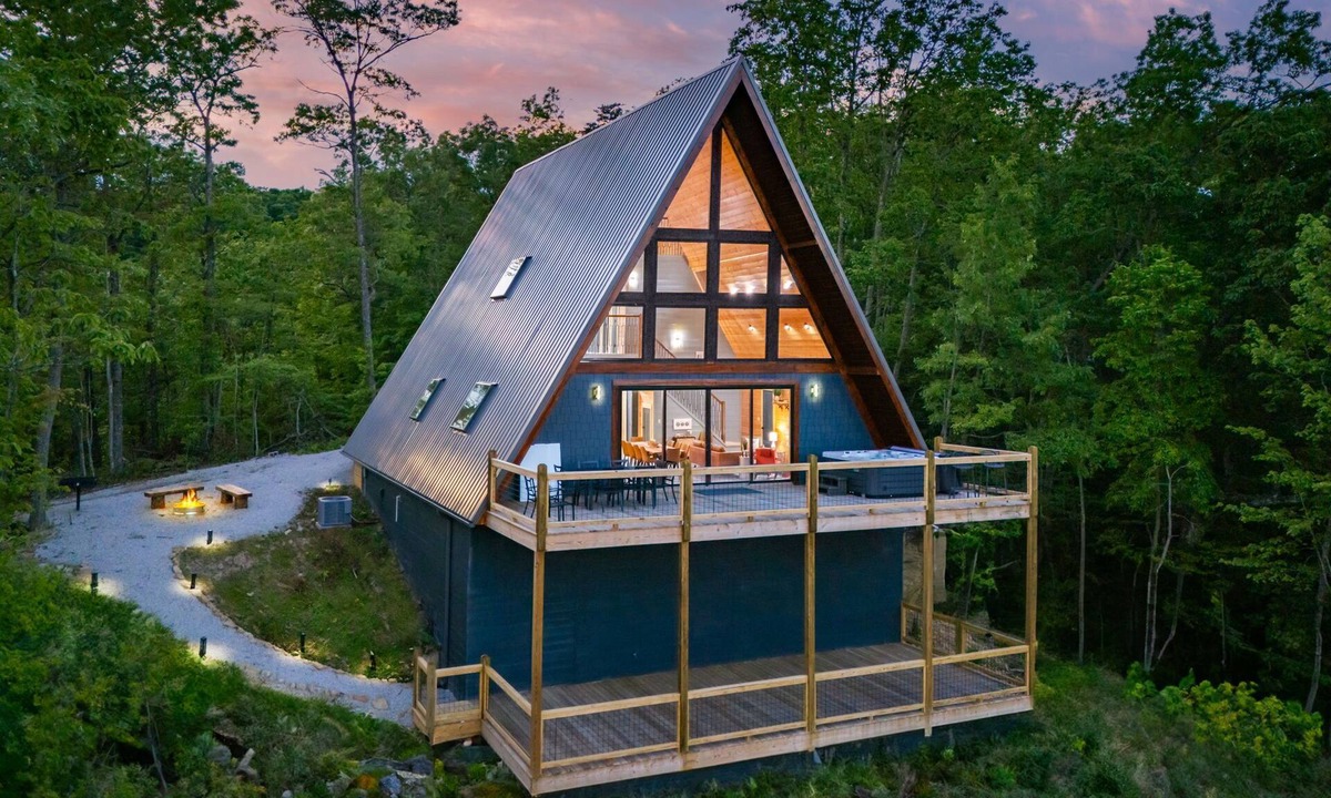 Frenchburg Cabin | The Majestic Dragonfly Inn, overlooking Daniel Boone National Forest