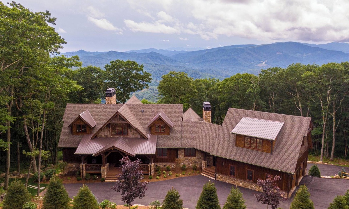 Banner Elk House | The Phoenix at Eagles Nest: Brand new (2023), Views, Game Room, hot tub, summer concerts!
