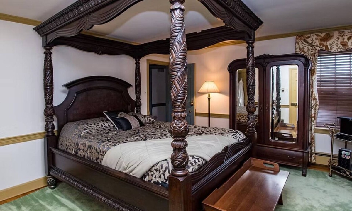 Highspire Bed & Breakfast | The Poe at The Manor on Rosedale Bed & Breakfast