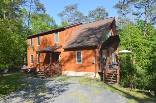 Berkeley Springs House | The Retreat at the Creek - Pet Friendly