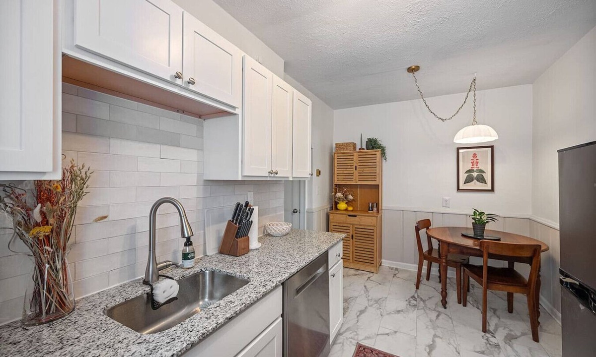 Roselawn Finance Apartment | The Retreat - Warm and Convenient Guest Suite