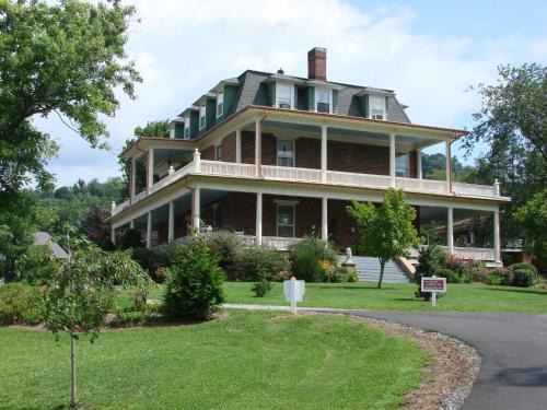 Woodfin Bed & Breakfast | The Reynolds Mansion