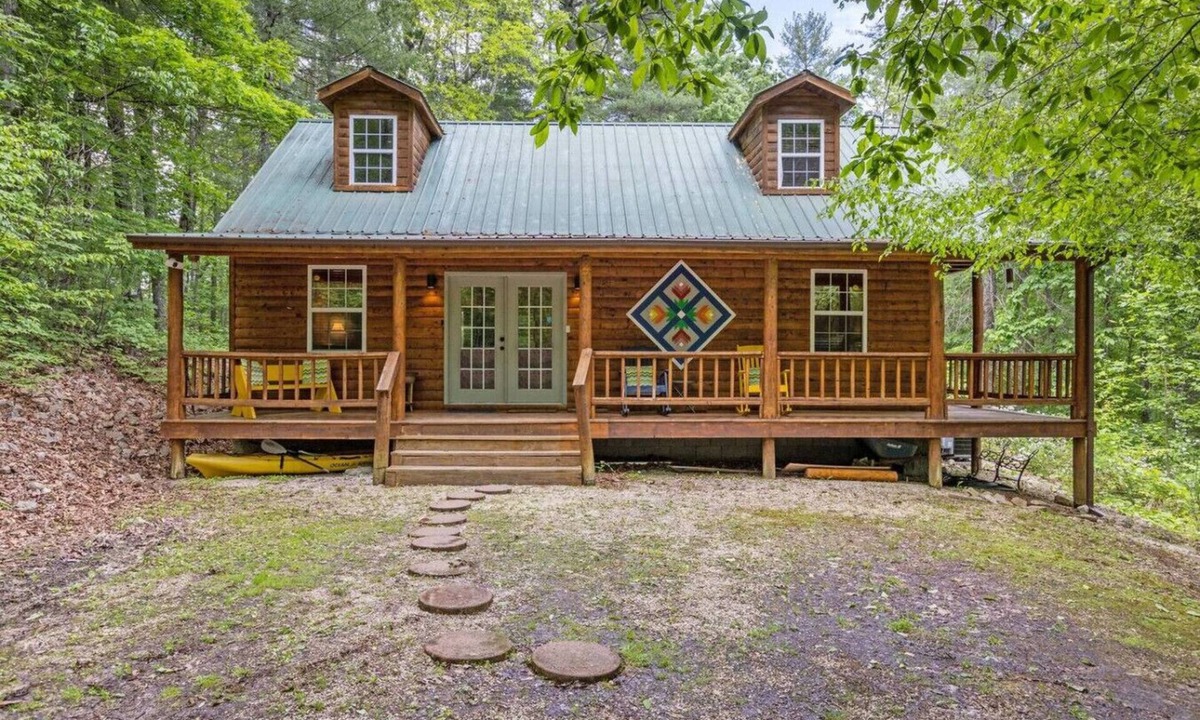 Pine Ridge Cabin | The Road`s End- Pet Friendly, Hot Tub, Firepit, Covered Deck